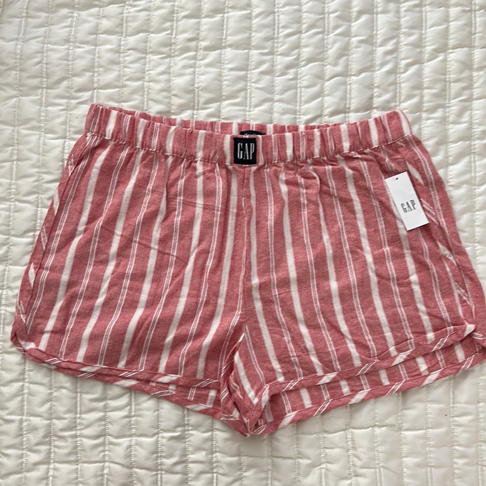 NWT Gap Body Flanel women’s shorts. Size M pink and white color